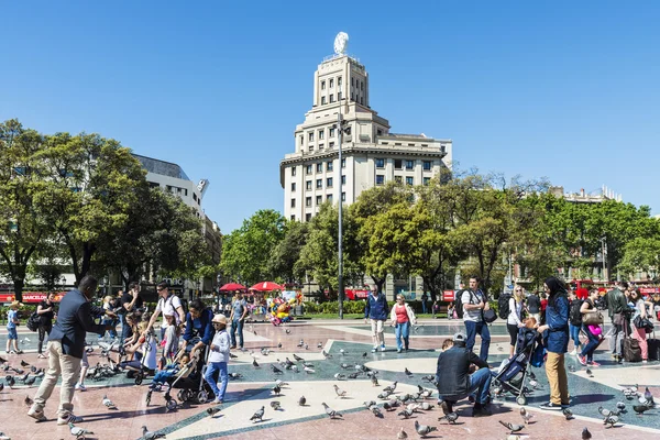 As famílias tiram fotografias. em Barcelona — Fotografia de Stock