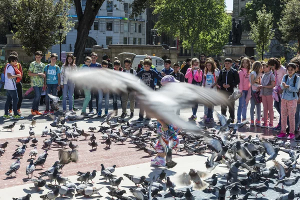 Escuela de niños jugando en Barcelona —  Fotos de Stock