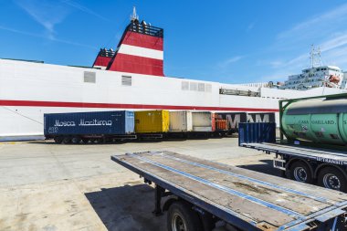 Beyaz kargo gemisi ve kapsayıcılar, Barcelona