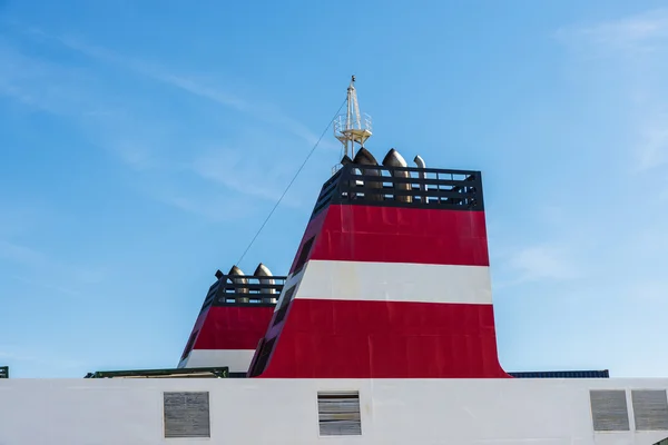 Rote Schornsteine eines Frachtschiffs — Stockfoto