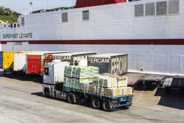 Beyaz kargo gemisi ve kapsayıcılar, Barcelona