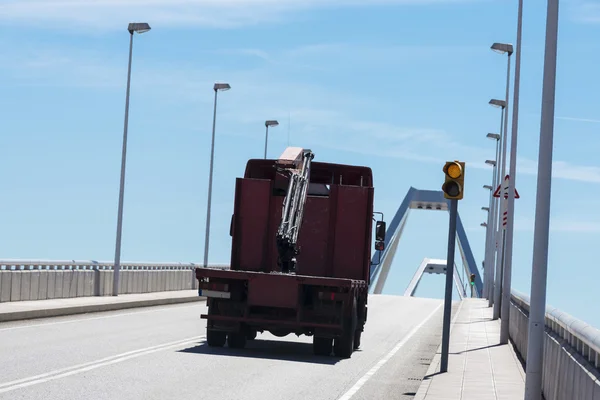 Camión conduciendo por un puente — Foto de Stock