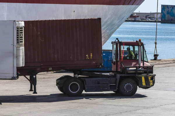 Truck flyttar en behållare — Stockfoto