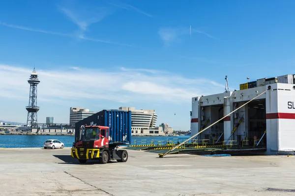 Truck going into the hold of a cargo ship — Stock Photo, Image