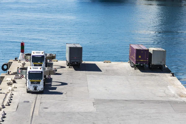 Camions et conteneurs dans le port — Photo