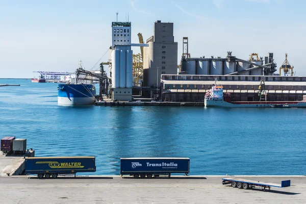 Contenedores estacionados en el puerto —  Fotos de Stock