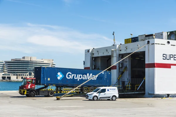 Lastbil som går in i lastrummet på ett lastfartyg — Stockfoto