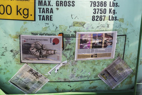 Tankwagen und Zeitung — Stockfoto