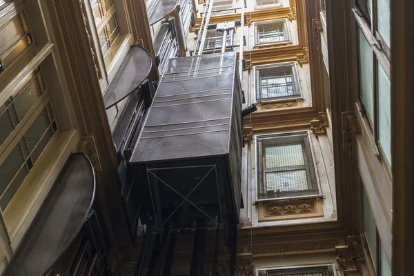 Lift in een klassiek gebouw — Stockfoto
