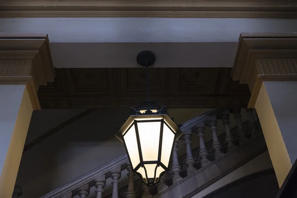 Luz à moda antiga em um edifício clássico — Fotografia de Stock