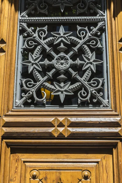 Ușă veche decorată cu fier forjat — Fotografie, imagine de stoc