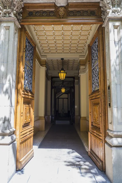 Eski klasik bir binada ışık moda