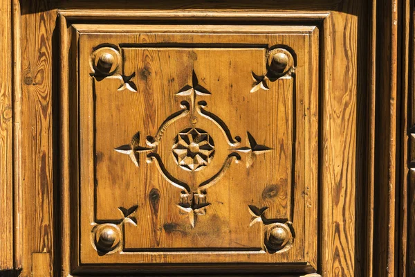 Old wooden door decorated — Stock Photo, Image
