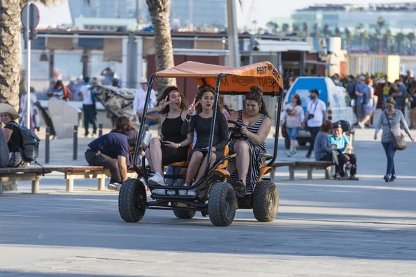 Meisjes plezier op een fiets, Barcelona — Stockfoto