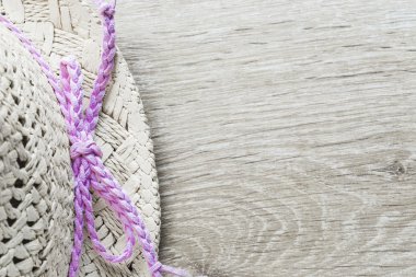 Pembe fiyonklu hasır şapka 