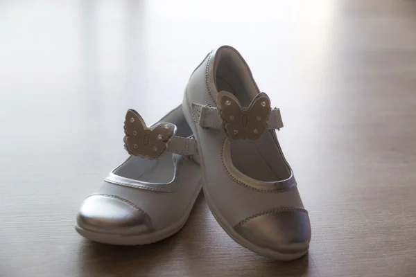 Par vita skor till lilla flicka — Stockfoto