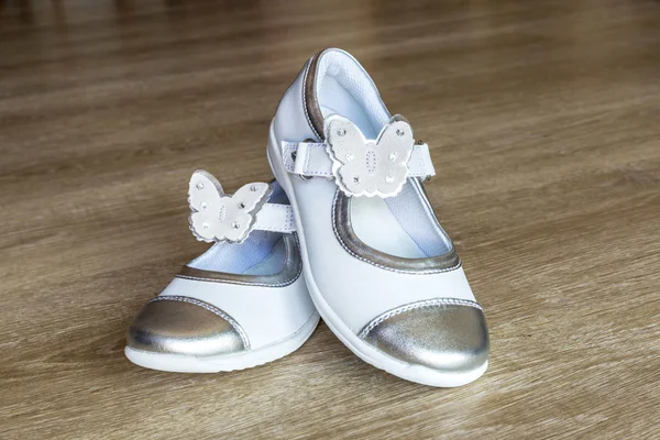 Par vita skor till lilla flicka — Stockfoto