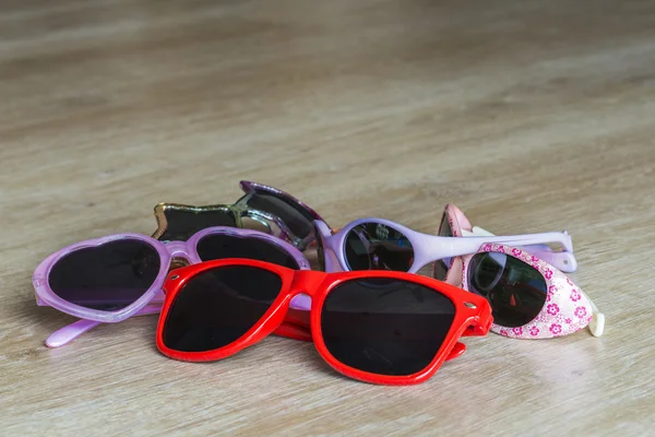 Flera färger solglasögon med hjärtformade och stjärnformade — Stockfoto