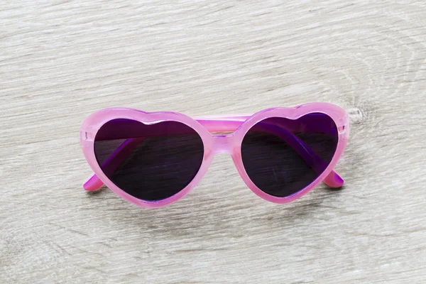 Gafas de sol rosadas con forma de corazón —  Fotos de Stock