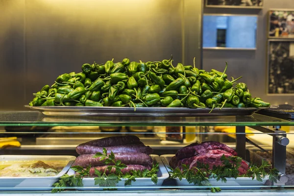 Lade van Padron paprika's en vlees in La Boqueria, Barcelona — Stockfoto