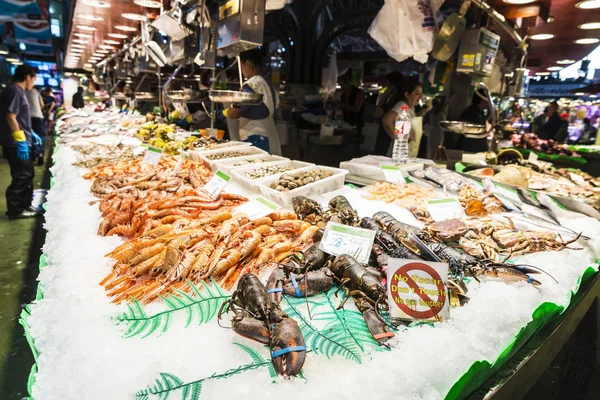 Fish and seafood shop in La Boqueria, Barcelona — Stock Photo, Image