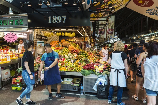 Ovoce v trhu La Boqueria, Barcelona stojí — Stock fotografie