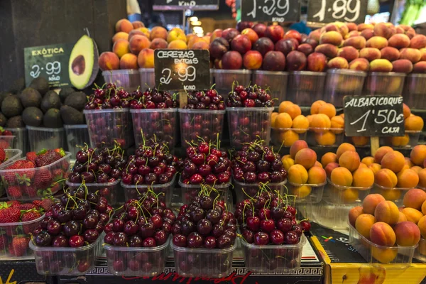 Groenten staan in La Boqueria markt, Barcelona — Stockfoto