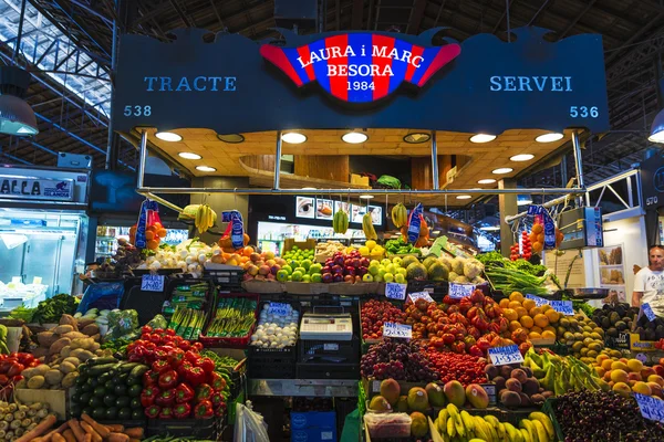 Estande de frutas no mercado La Boqueria, Barcelona — Fotografia de Stock