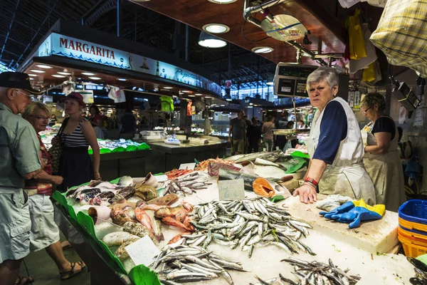 Fish and seafood shop in La Boqueria, Barcelona — Stock Photo, Image