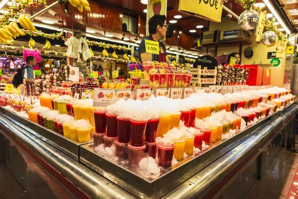 Loja de frutas no mercado La Boqueria, Barcelona — Fotografia de Stock