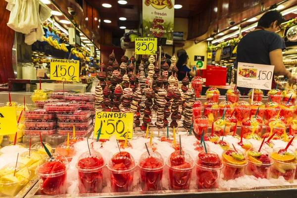 Loja de frutas no mercado La Boqueria, Barcelona — Fotografia de Stock
