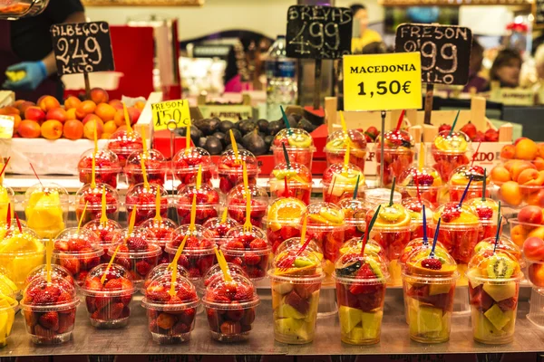 Loja de frutas no mercado La Boqueria, Barcelona — Fotografia de Stock