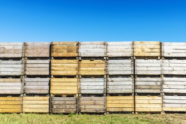 Yığın eski ahşap kutuları