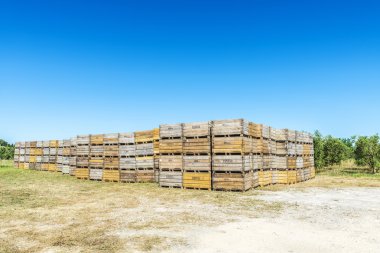 Yığın alanını eski ahşap kutuları