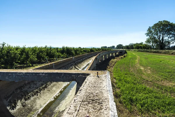 Canal de riego alto de cemento — Foto de Stock