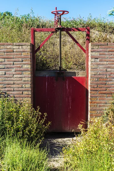 Gesloten poort in een irrigatie-kanaal — Stockfoto