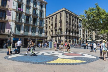 Turistler Les Ramblas'a Barcelona ile gezinme