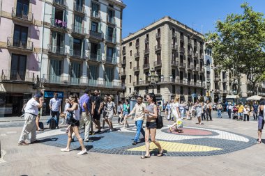 Turistler Les Ramblas'a Barcelona ile gezinme