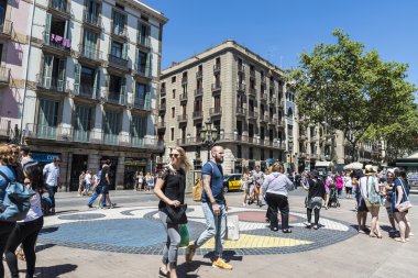 Turistler Les Ramblas'a Barcelona ile gezinme