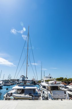 Yat ve marina Barcelona daki teknelerden