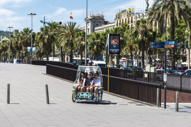 Genç çocuklar bir çekçek Barcelona'da eğleniyor