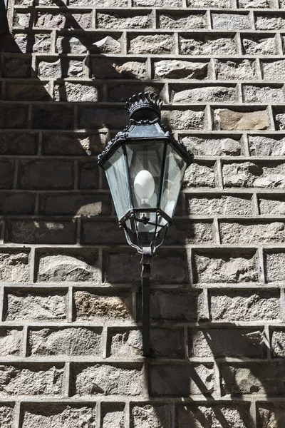 Klassieke lantaarnpaal in oude stad van Barcelona — Stockfoto