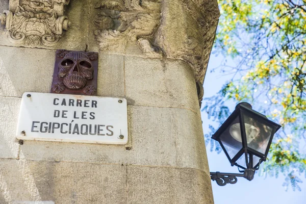 Classic lamppost and wall decorated with a skull in Barcelona — Stock Photo, Image