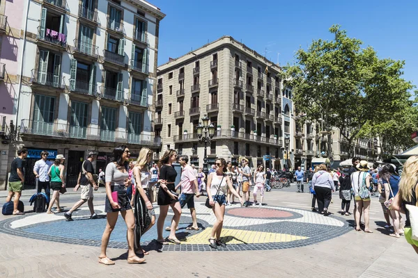 Туристы прогуливаются по Les Rambles в Барселоне — стоковое фото