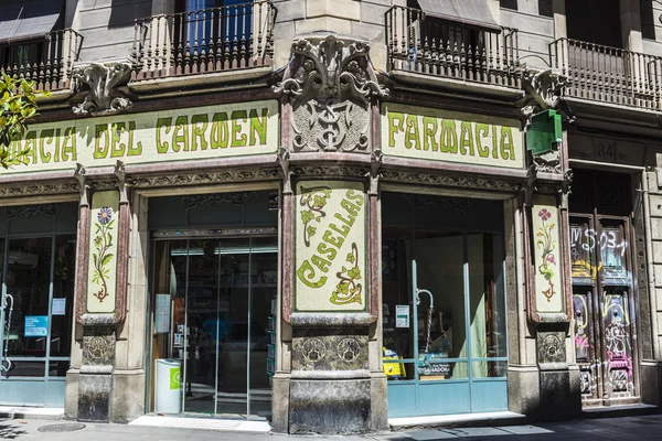 Fachada de modernismo de una farmacia en Barcelona — Foto de Stock