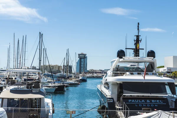 Iates e veleiros na marina de Barcelona — Fotografia de Stock