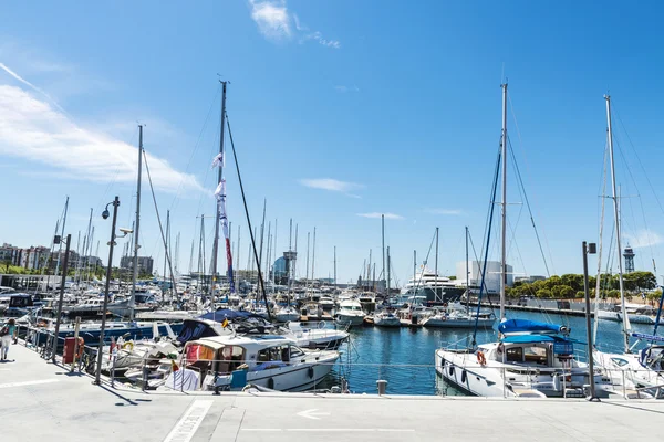 Iates e veleiros na marina de Barcelona — Fotografia de Stock