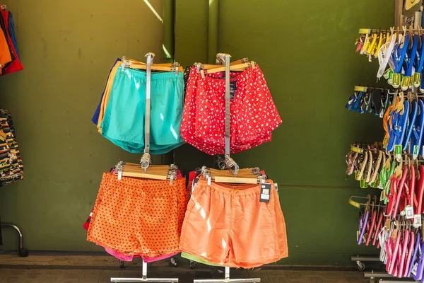 Badkläder och flipflops shop — Stockfoto