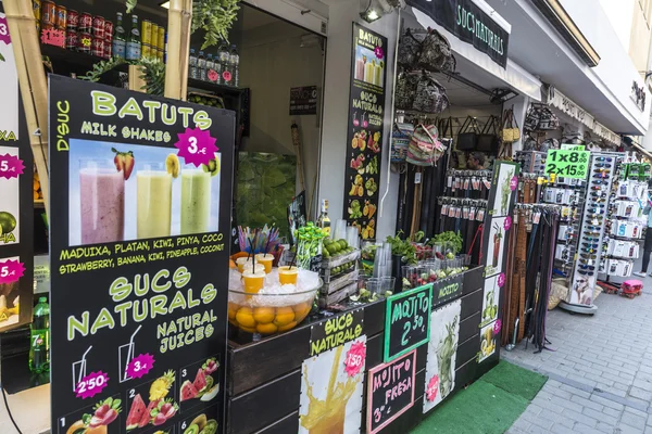 Tienda de zumos y souvenirs frescos en Barcelona, España — Foto de Stock