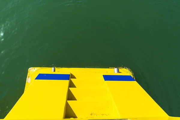Popa amarela de um barco — Fotografia de Stock